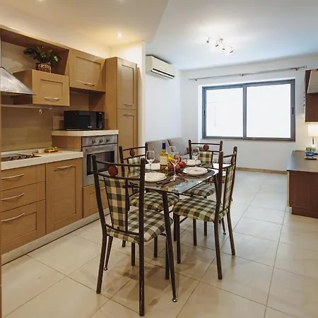 Modern 2br In Walk To Seafront With Patio