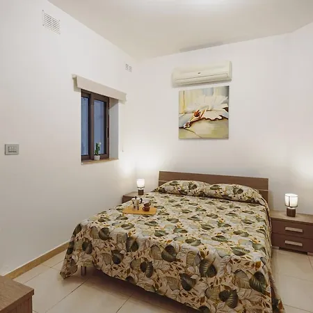Modern 2br In Walk To Seafront With Patio *