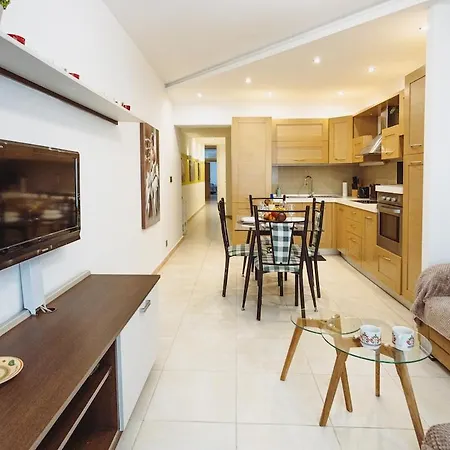 Modern 2br In Walk To Seafront With Patio *