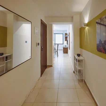 Modern 2br In Walk To Seafront With Patio דירה