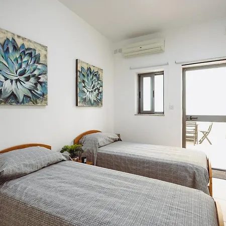 דירה Modern 2br In Walk To Seafront With Patio *